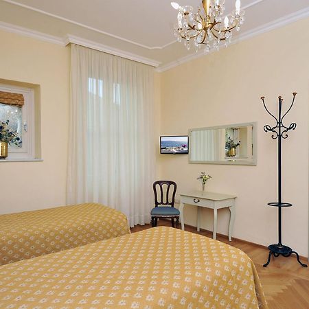 Hotel Monte Baldo E Villa Acquarone Gardone Riviera Ruang foto