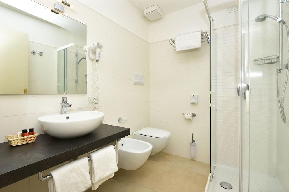 Hotel Monte Baldo E Villa Acquarone Gardone Riviera Bagian luar foto