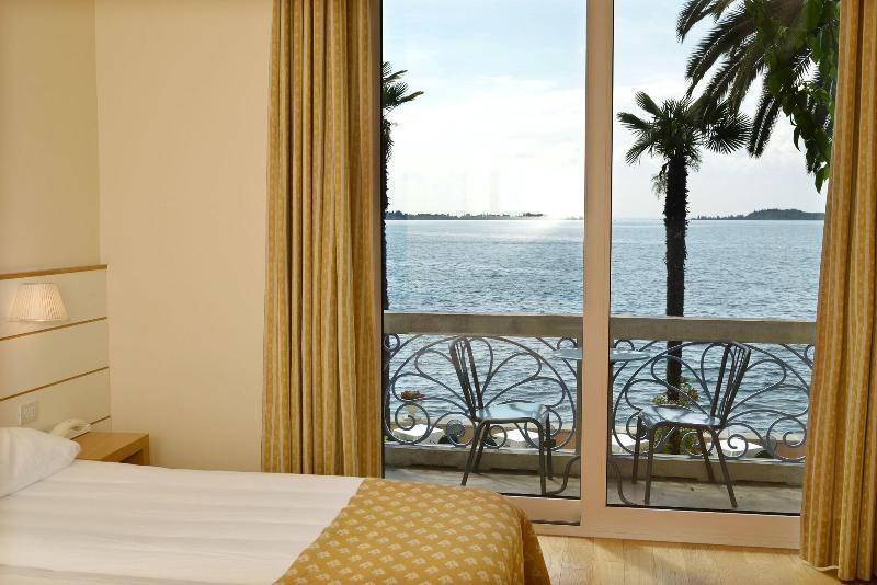 Hotel Monte Baldo E Villa Acquarone Gardone Riviera Bagian luar foto